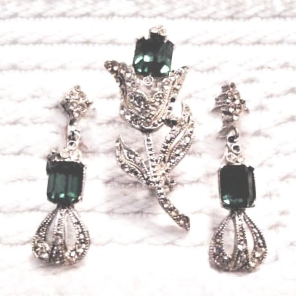 These aren't real emeralds but it's pretty hard to tell the difference!